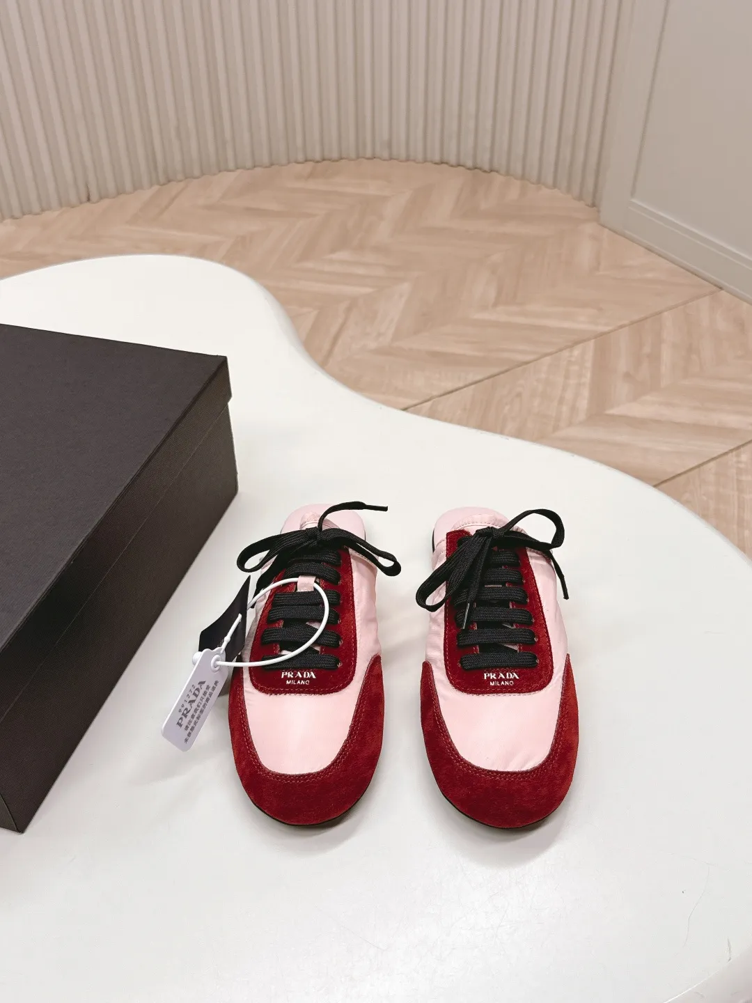 👟👟Ex-factory price 480👟👟 New color half-flop Prada Collapse regenerated nylon and suede leather stretch half-flop 2025 spring and summer latest catwalk style Forrest Gump slippers Fashion item thin casual slippers This ultra-light sports shoe is made of regenerated nylon and suede leather to create a three-dimensional shoe shape. The mixed materials highlight Prada's sports style and exquisite craftsmanship soul. The flat bottom design and elastic side cuffs make it easy to put on and take off with ease. The upper is decorated with a screen-printed logo ● Thin rubber sole · Removable leather insole upper, a casual shoe that is light, easy to wear and practical, with an original molded rubber outsole! Encounter a variety of colors combined with Forrest Gump shapes and iconic details such as Prada regenerated nylon to interpret a new style. Size: Women’s size. 35～39# 40.41